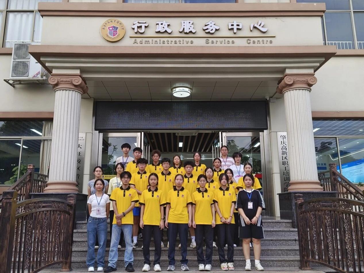 图为24级和25级合影
