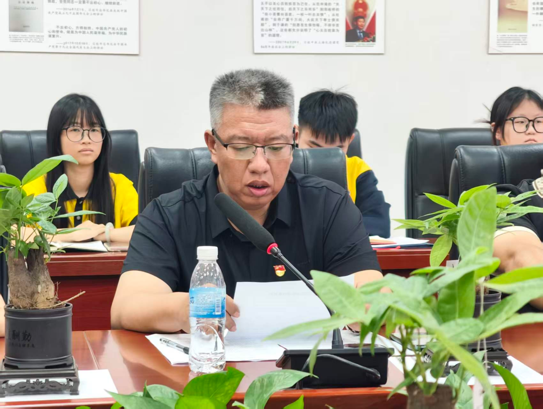 图为李根书记宣读结果