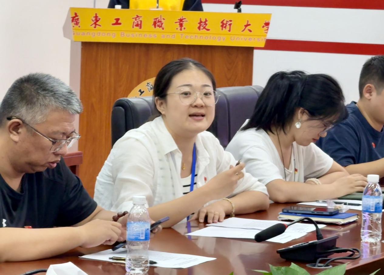 图为党总支副书记宣读支部大会决议(2)