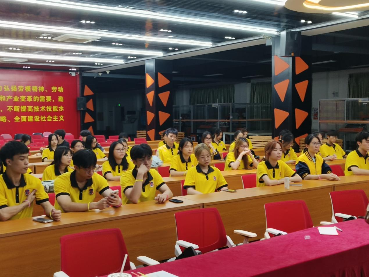 图为活动现场