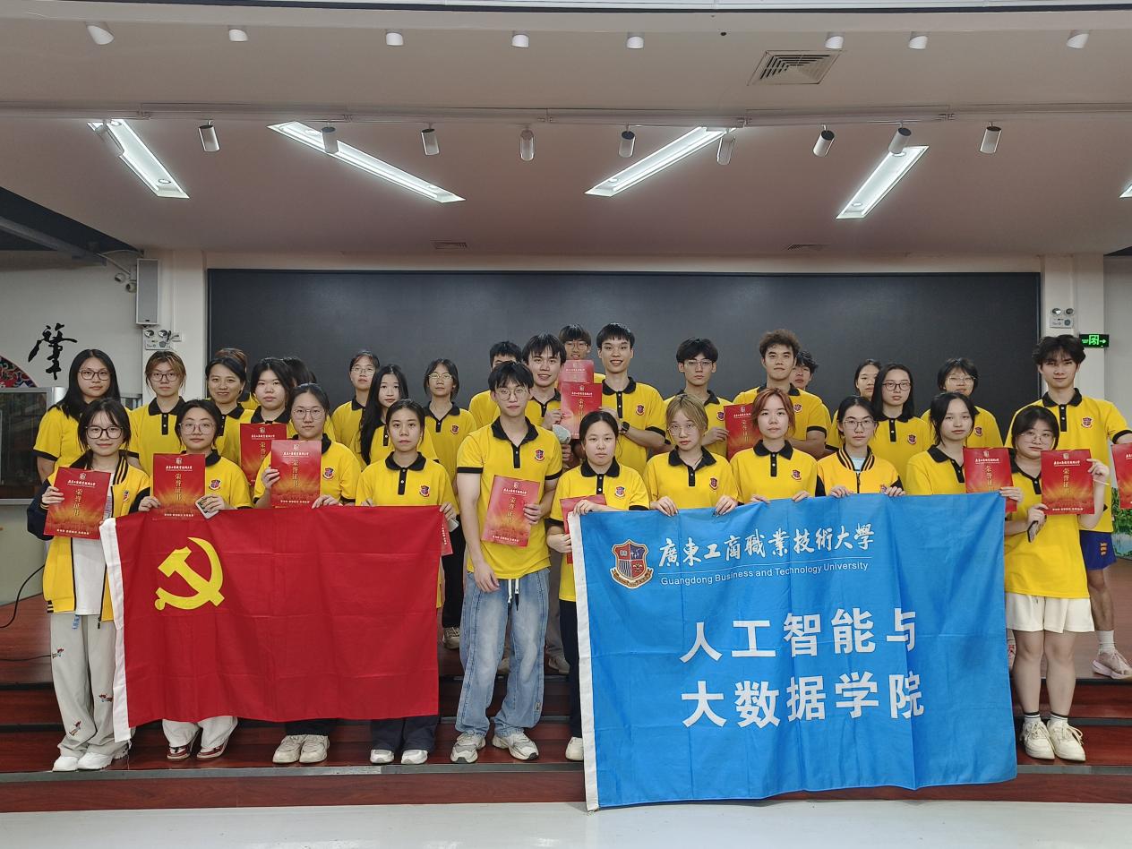 图为全体参赛人员合照