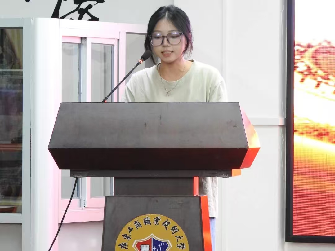图为党务小组组长发言