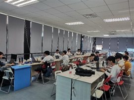 会议室里的人们
描述已自动生成