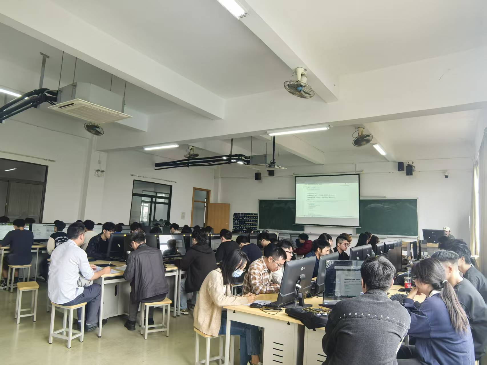 餐厅里的人们
AI 生成的内容可能不正确。