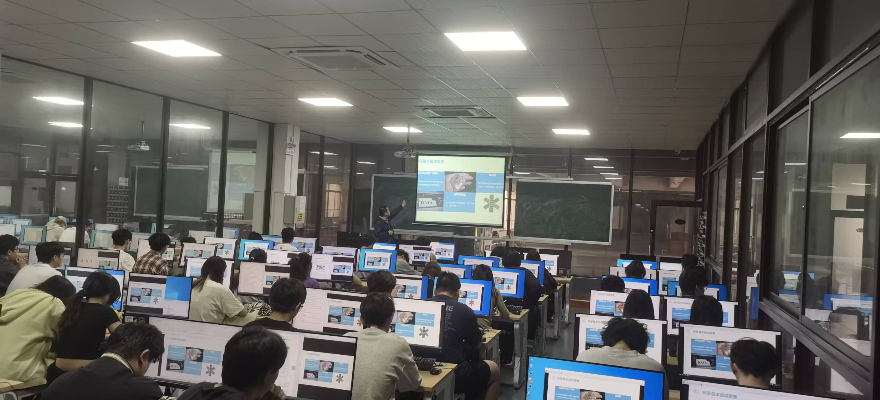 会议室里的人们
AI 生成的内容可能不正确。
