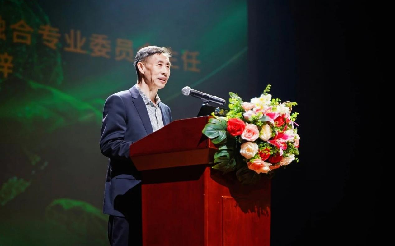 图片包含 人, 男人, 花, 前
描述已自动生成