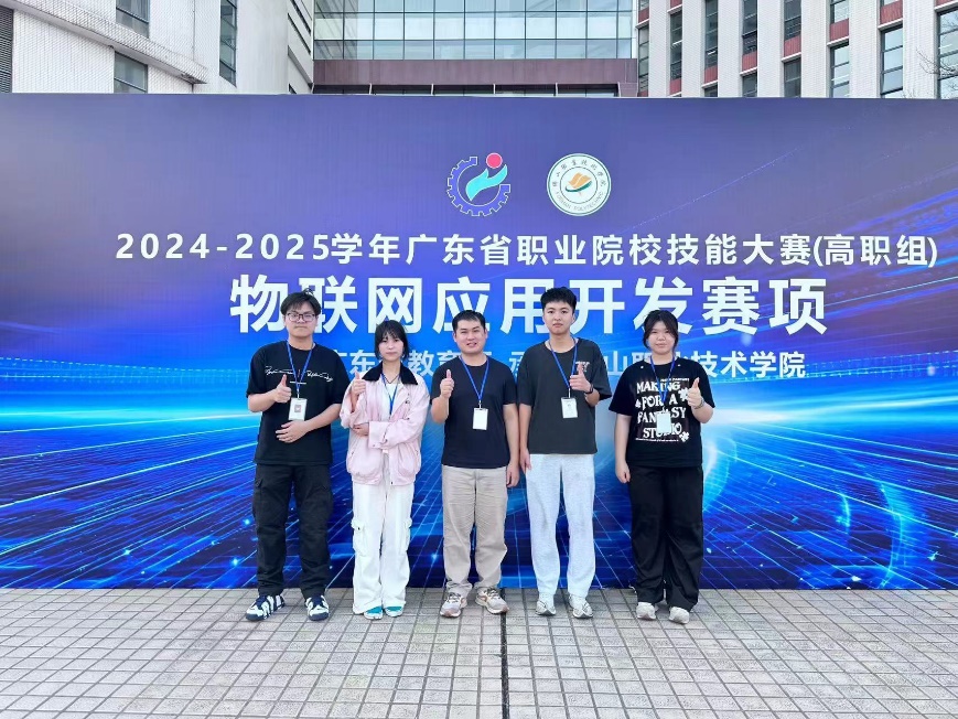 一群穿着蓝色衣服的人站在一起合影
AI 生成的内容可能不正确。