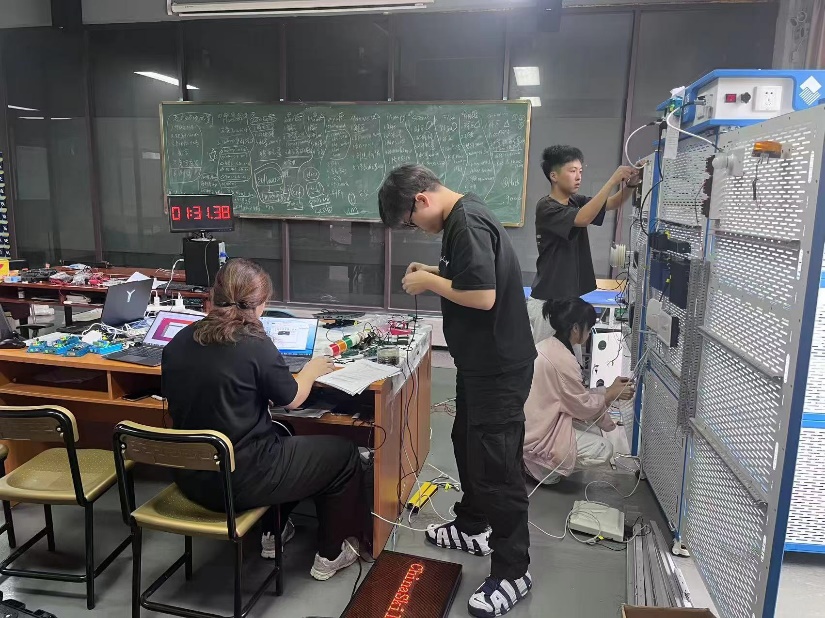 图片包含 人, 室内, 男人, 桌子
AI 生成的内容可能不正确。